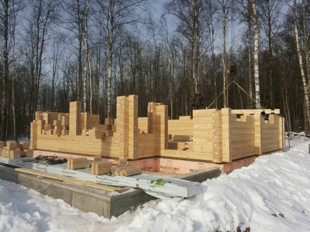 Начало работ по сборке деревянной части дома в п. Мысовое